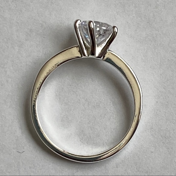 Silver toned single stone ring - Picture 2 of 3